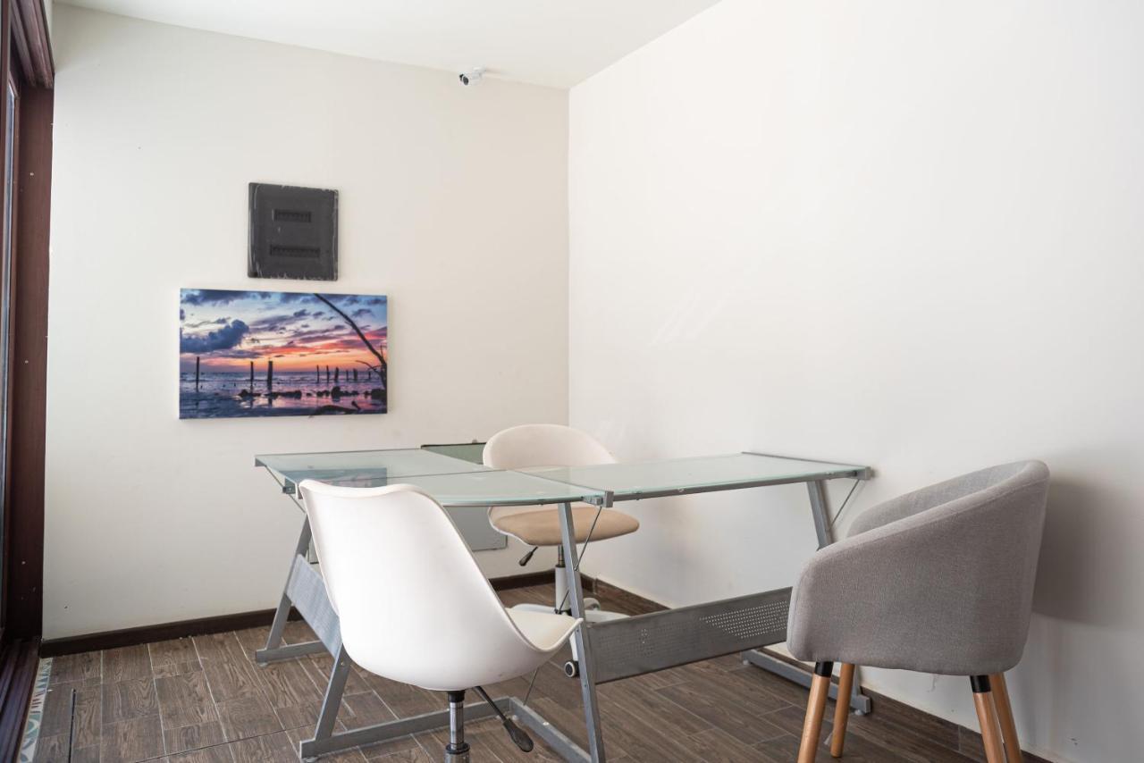 Hotel Mayari Holbox Екстер'єр фото A meeting room at the headquarters of the company