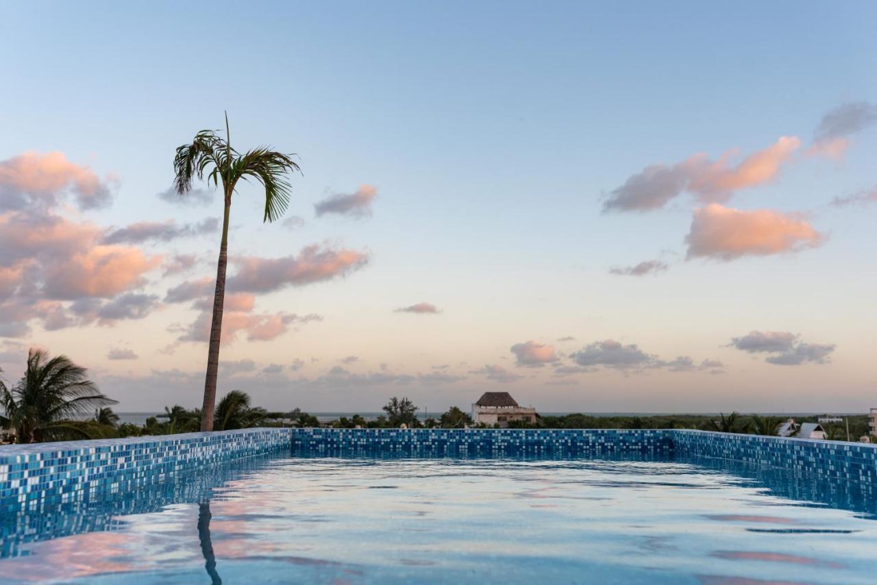 Hotel Mayari Holbox Екстер'єр фото Infinity pool at the Grand Palladium Hotel, Playa del Carmen, Mexico
