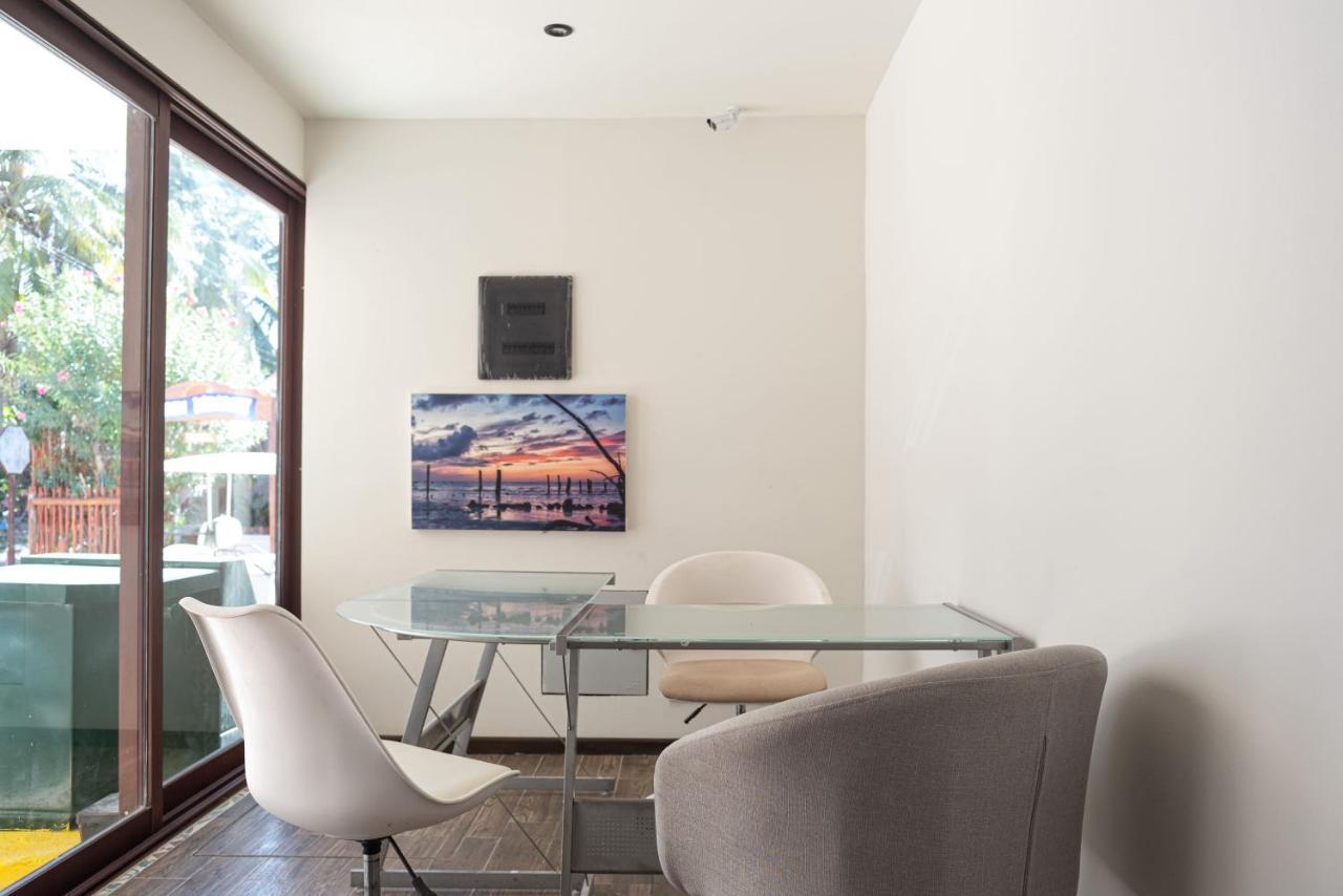 Hotel Mayari Holbox Екстер'єр фото A dining room with a glass table