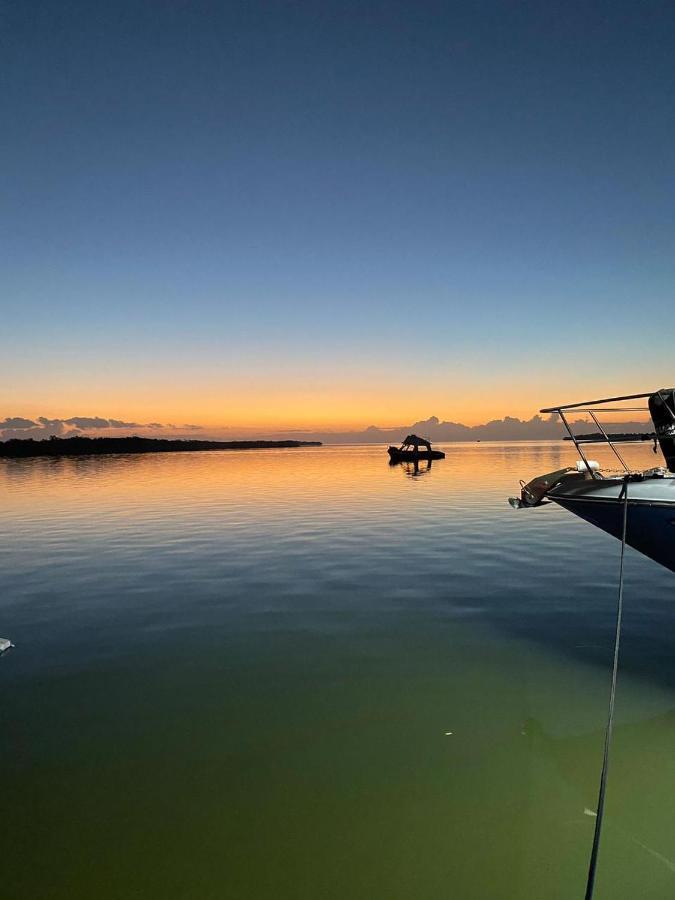 Hotel Mayari Holbox Екстер'єр фото Sunset at the Marina