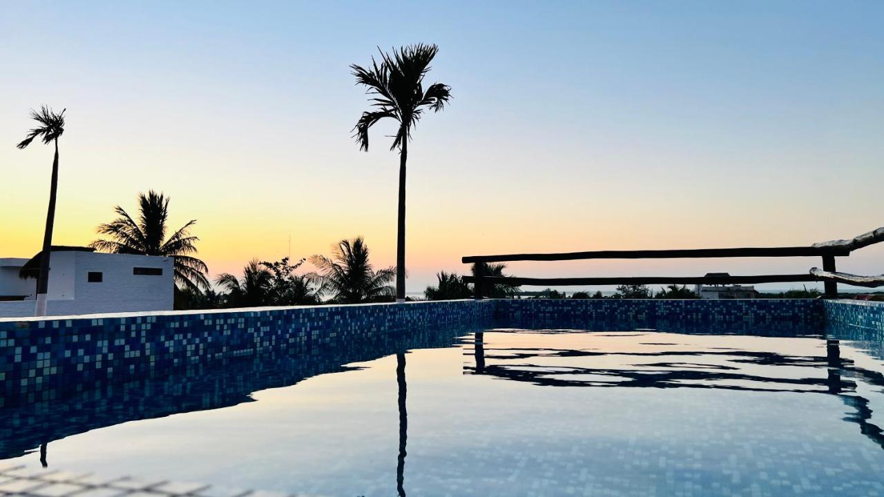 Hotel Mayari Holbox Екстер'єр фото Sunset at the beach
