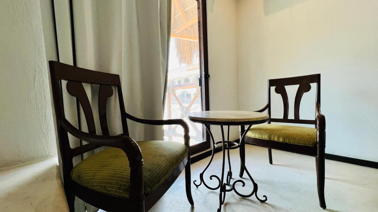 Hotel Mayari Holbox Екстер'єр фото A table and two chairs