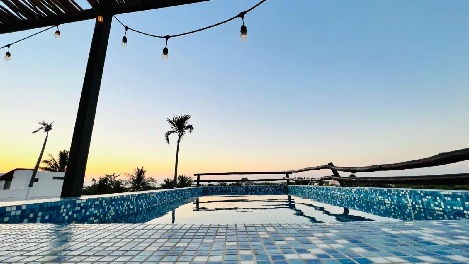 Hotel Mayari Holbox Екстер'єр фото Rooftop pool at the hotel