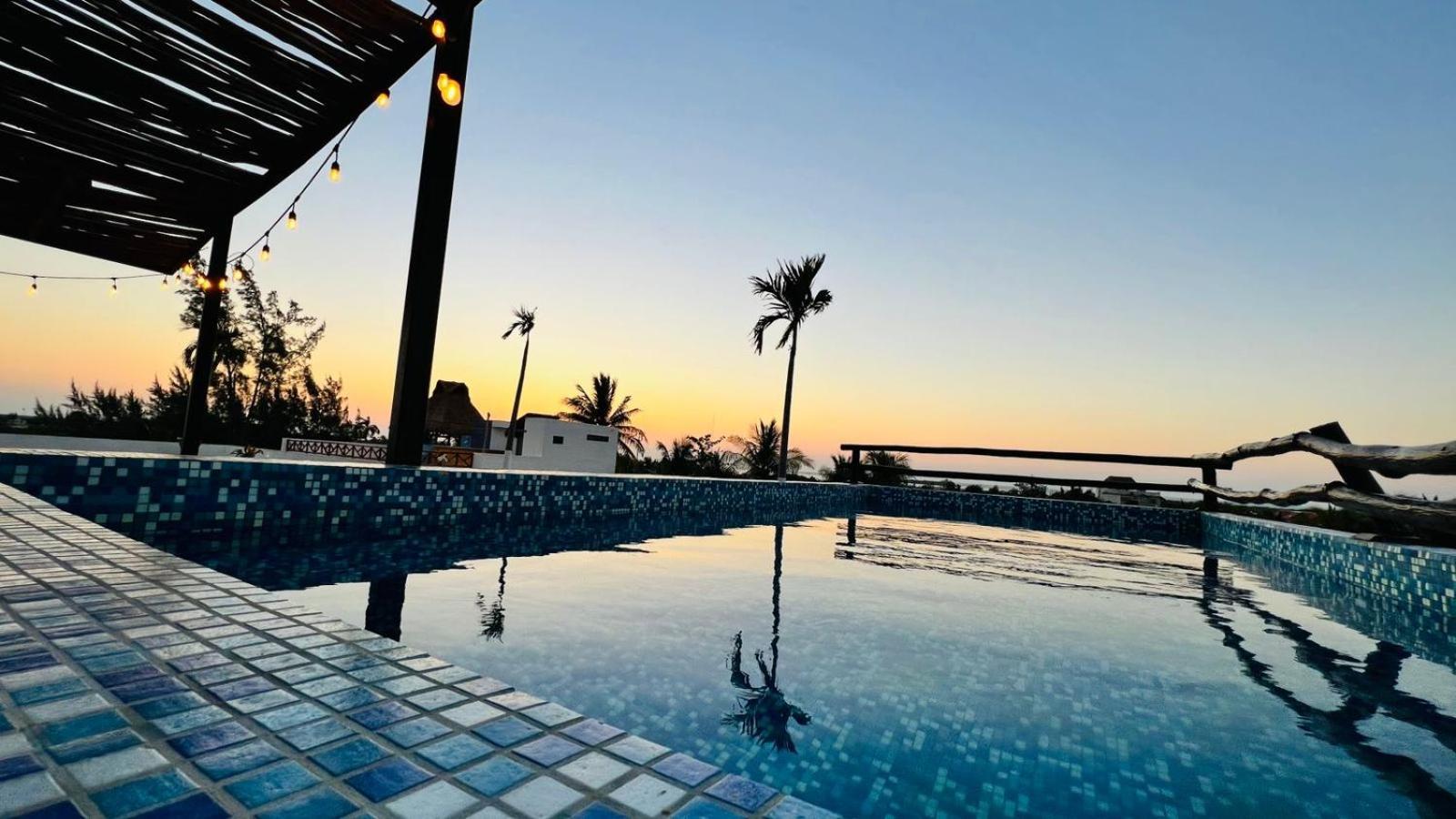 Hotel Mayari Holbox Екстер'єр фото Sunset at the pool
